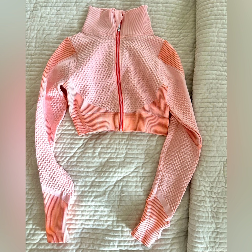 Crop top workout zip-up. Part of set.